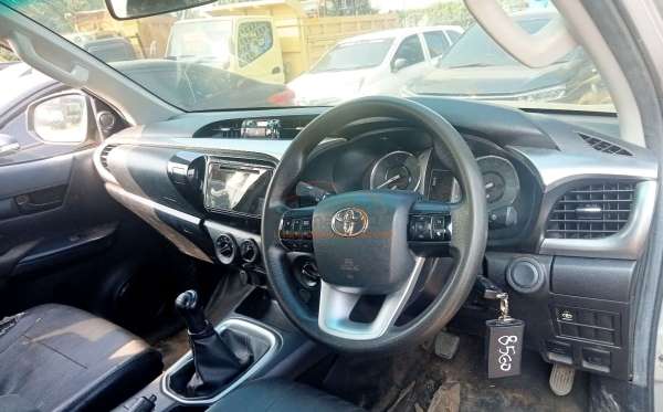 TOYOTA HILUX 2.4G DC 4X4