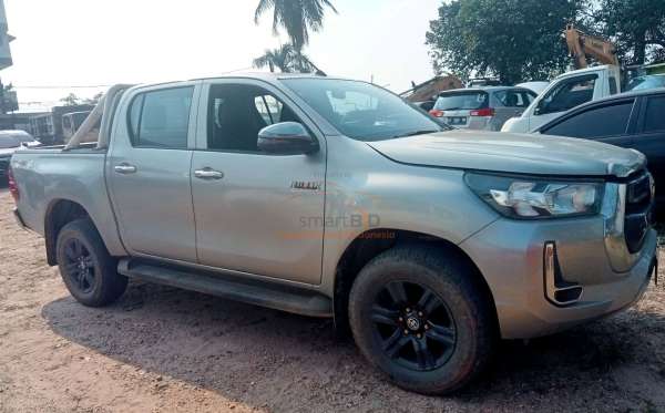 TOYOTA HILUX 2.4G DC 4X4