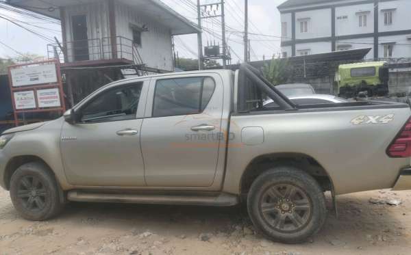 TOYOTA  HILUX  2.4G DC