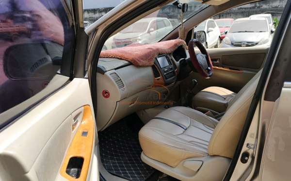 TOYOTA INNOVA V