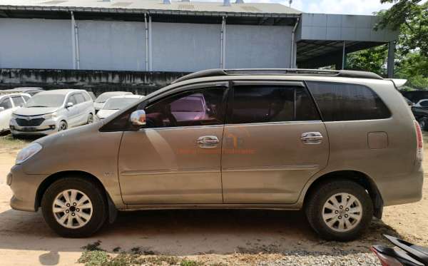TOYOTA INNOVA V