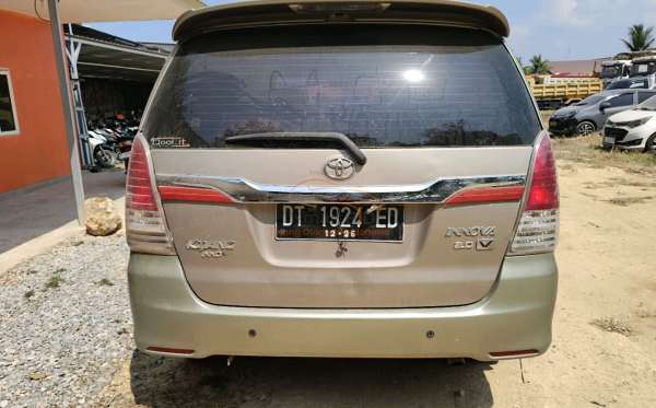TOYOTA INNOVA V