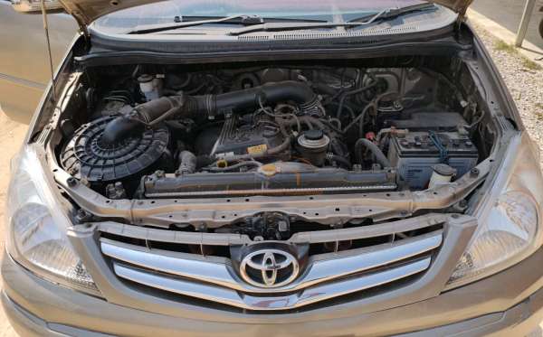 TOYOTA INNOVA V