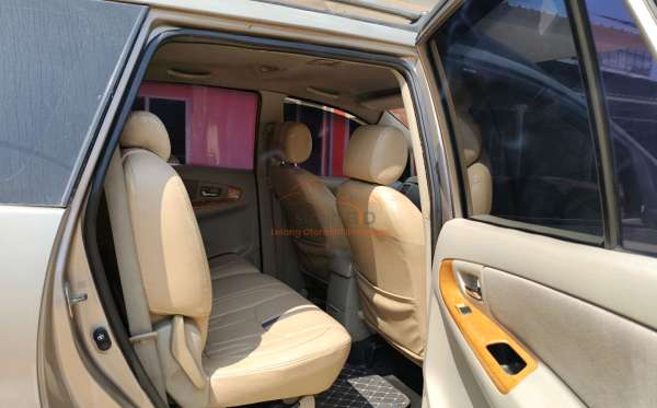 TOYOTA INNOVA V