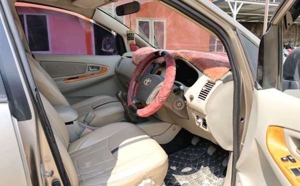 TOYOTA INNOVA V