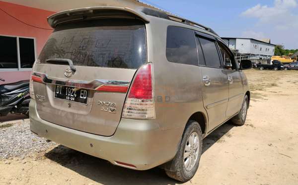 TOYOTA INNOVA V