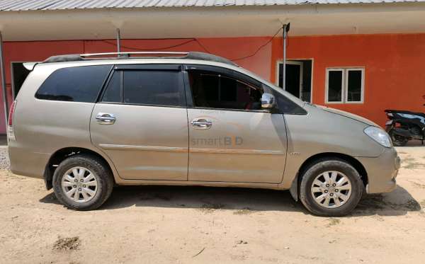 TOYOTA INNOVA V