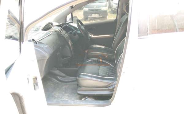 TOYOTA YARIS E