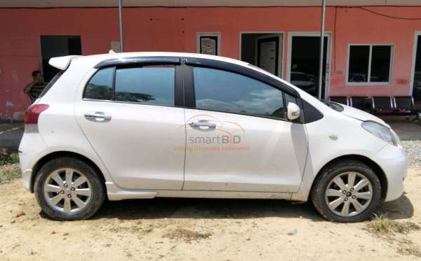 TOYOTA YARIS E