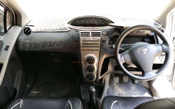 TOYOTA YARIS E