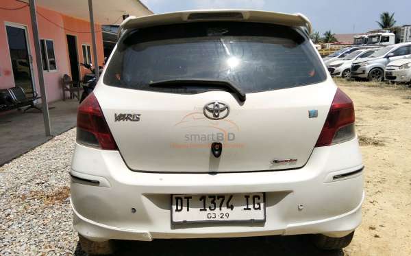 TOYOTA YARIS E