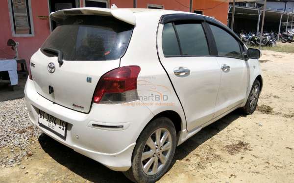 TOYOTA YARIS E