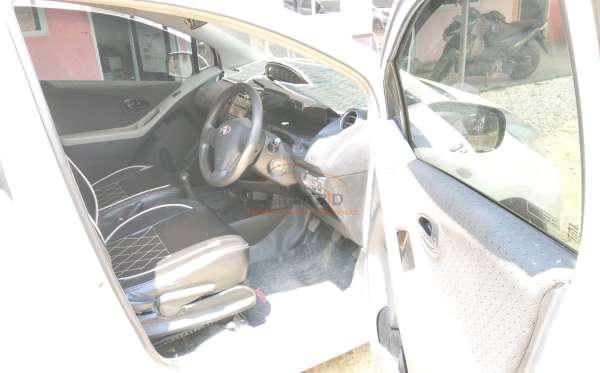 TOYOTA YARIS E