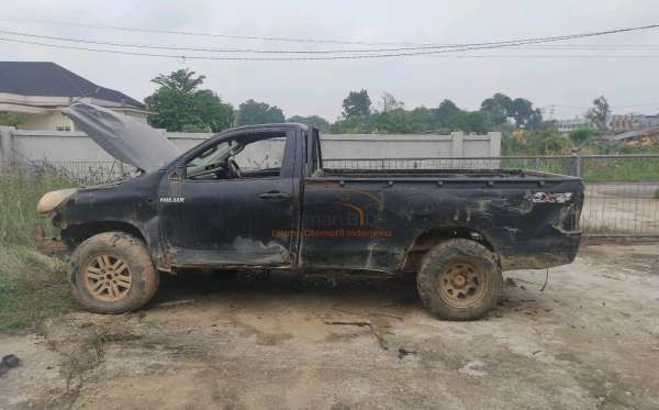 TOYOTA HILUX SC 2.4 4X4