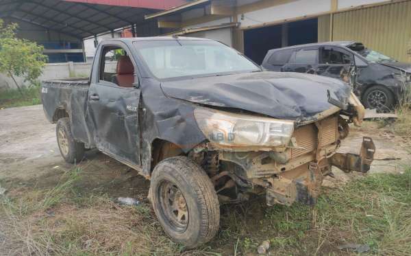 TOYOTA HILUX SC 2.4 4X4