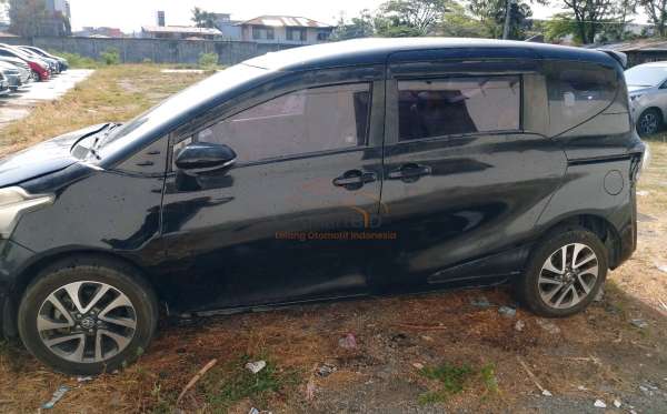 TOYOTA SIENTA 1.5V