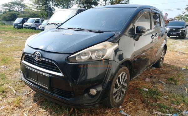 TOYOTA SIENTA 1.5V