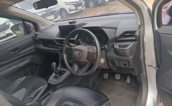 TOYOTA AVANZA