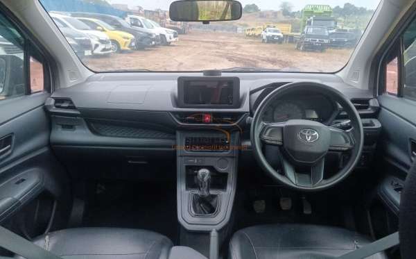 TOYOTA AVANZA