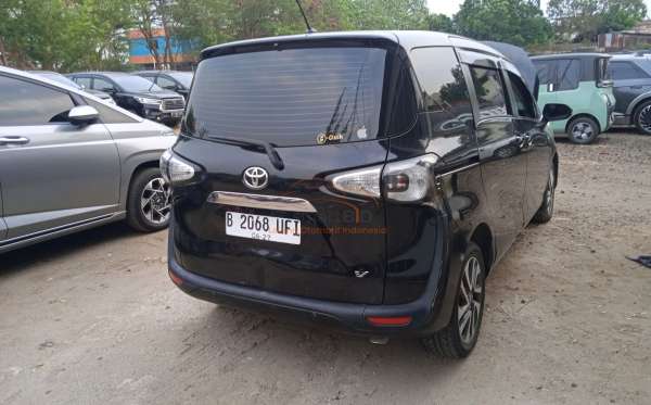 TOYOTA SIENTA 1.5V