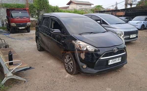 TOYOTA SIENTA 1.5V