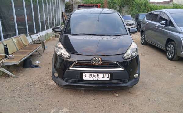 TOYOTA SIENTA 1.5V