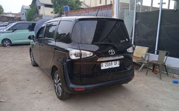 TOYOTA SIENTA 1.5V