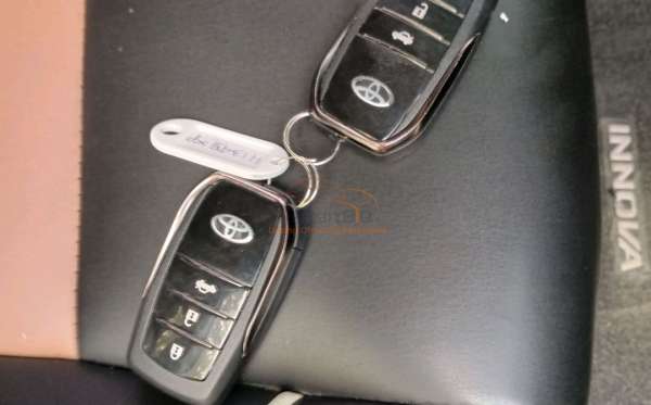 TOYOTA INNOVA 2.4 V