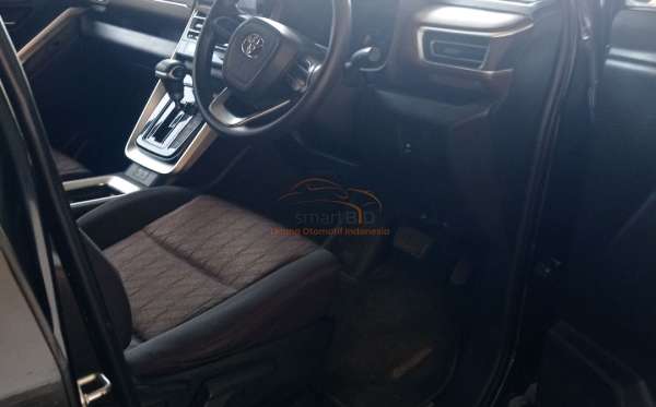 TOYOTA INNOVA ZENIX G