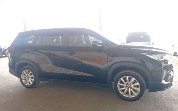 TOYOTA INNOVA ZENIX V