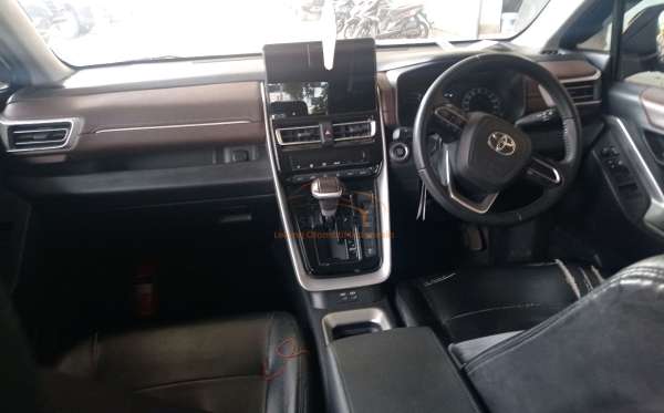 TOYOTA INNOVA ZENIX V