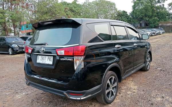 TOYOTA INNOVA VENTURER