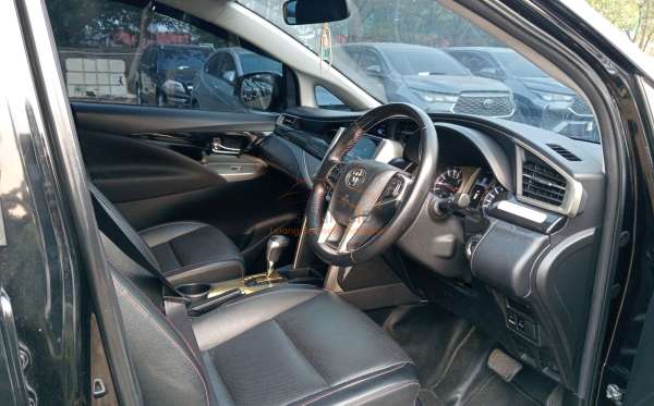 TOYOTA INNOVA VENTURER