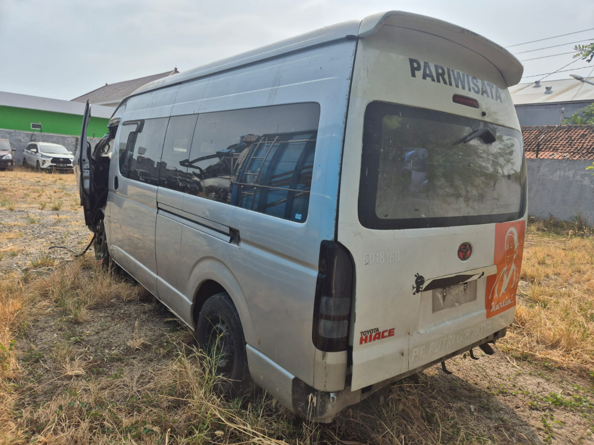TOYOTA HI ACE  COMMUTER
