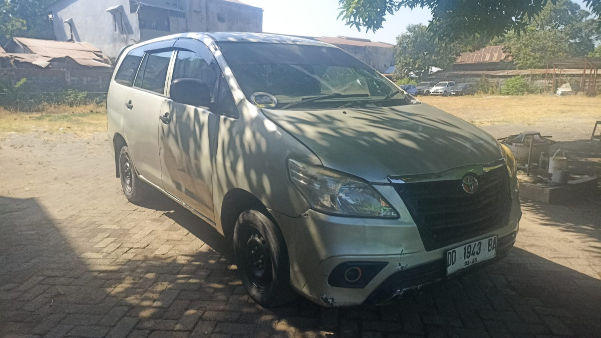 TOYOTA INNOVA  J