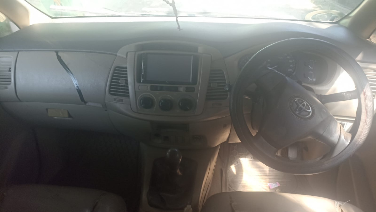 TOYOTA INNOVA  J