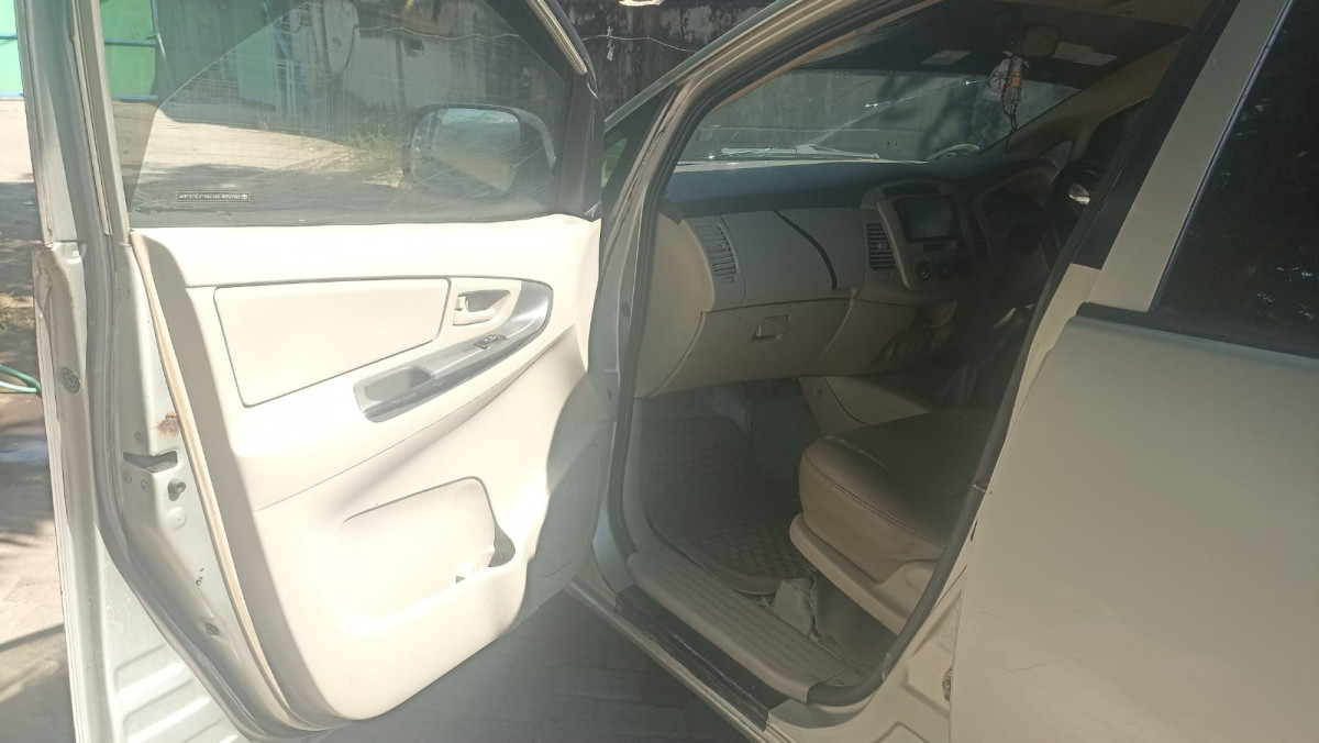 TOYOTA INNOVA  J