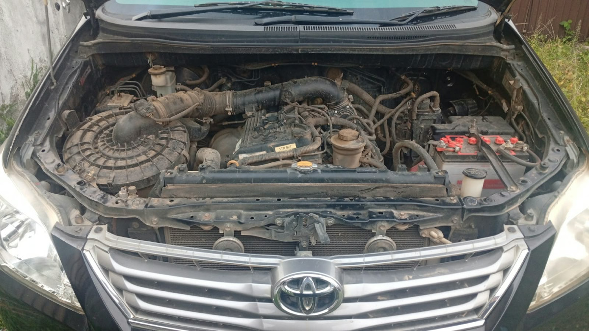 TOYOTA INNOVA  V
