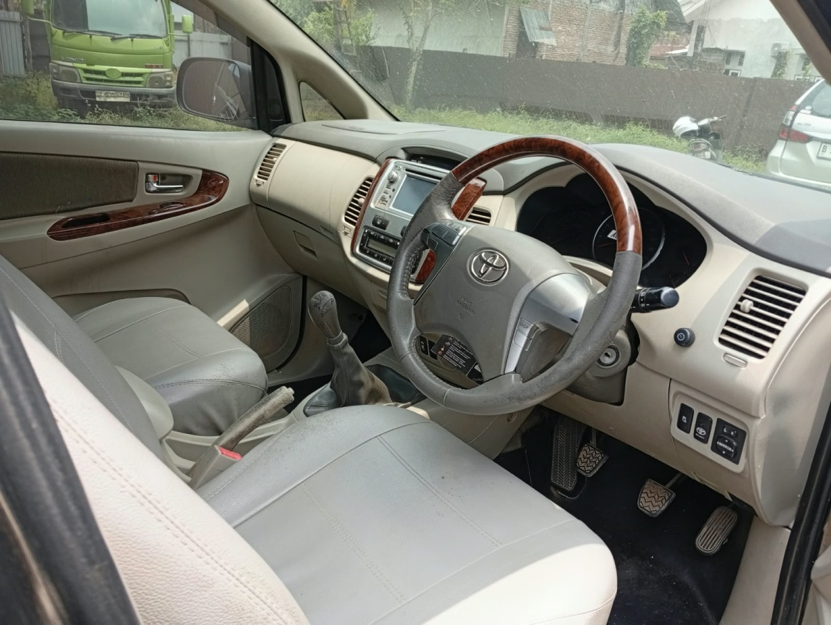 TOYOTA INNOVA  V