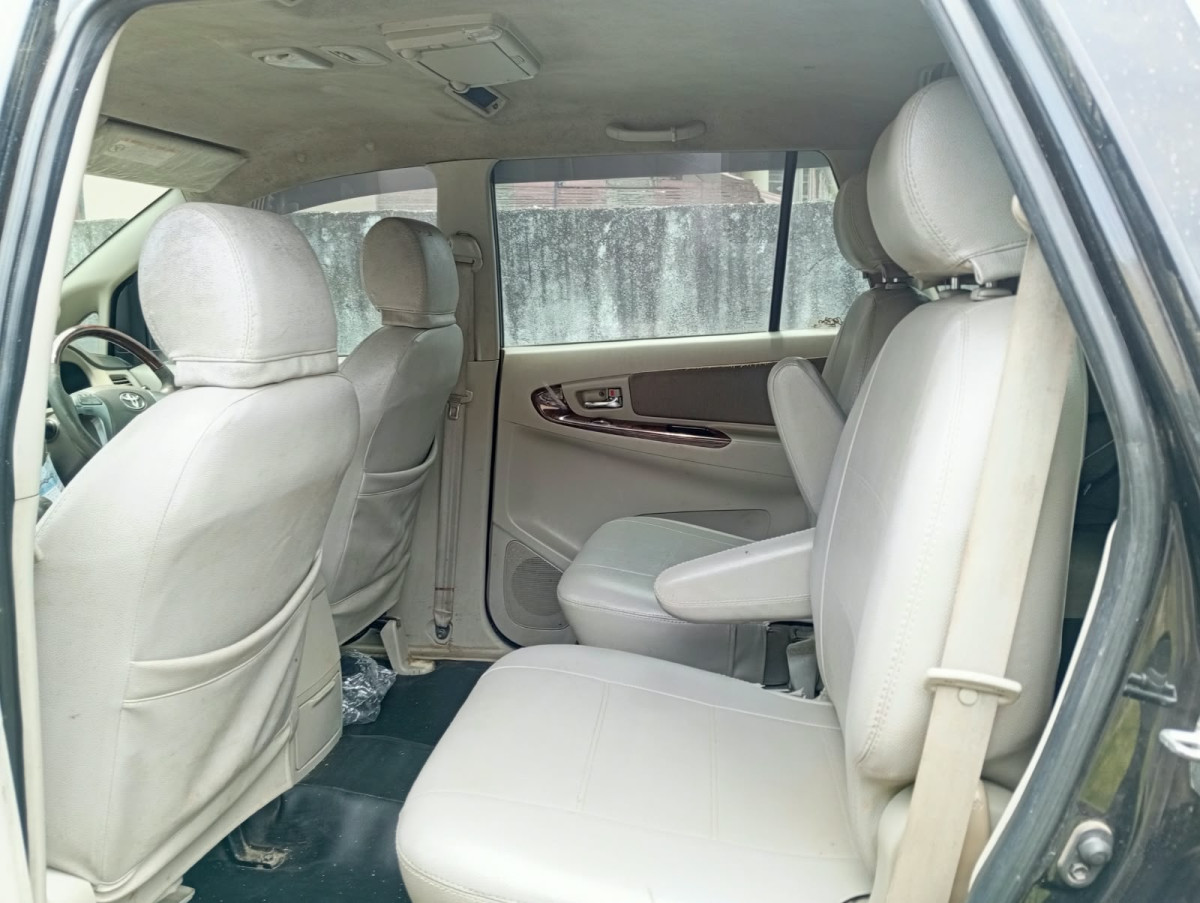 TOYOTA INNOVA  V