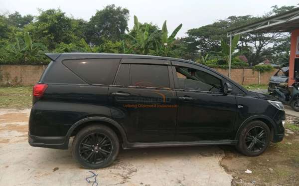 TOYOTA INNOVA VENTURER
