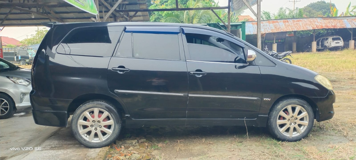 TOYOTA  INNOVA  E