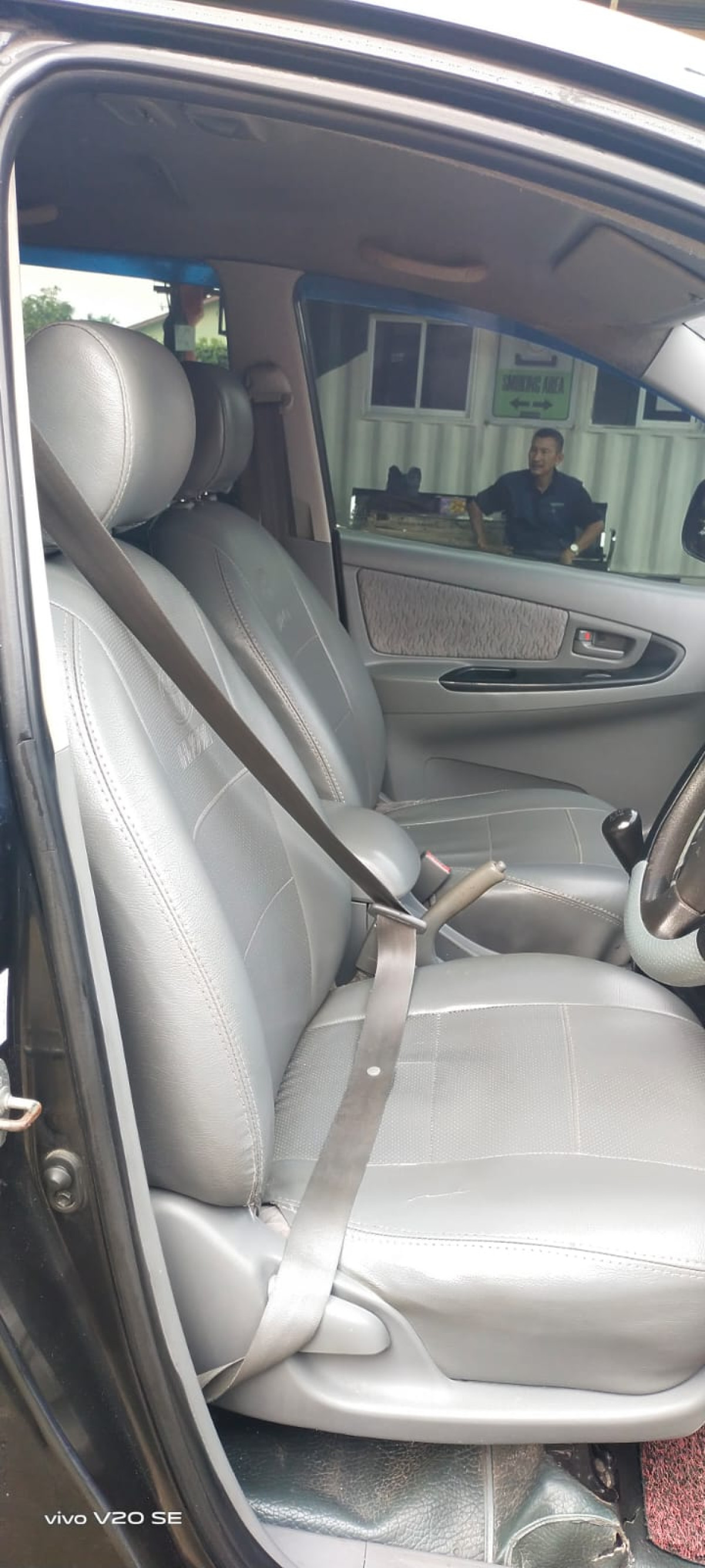TOYOTA  INNOVA  E