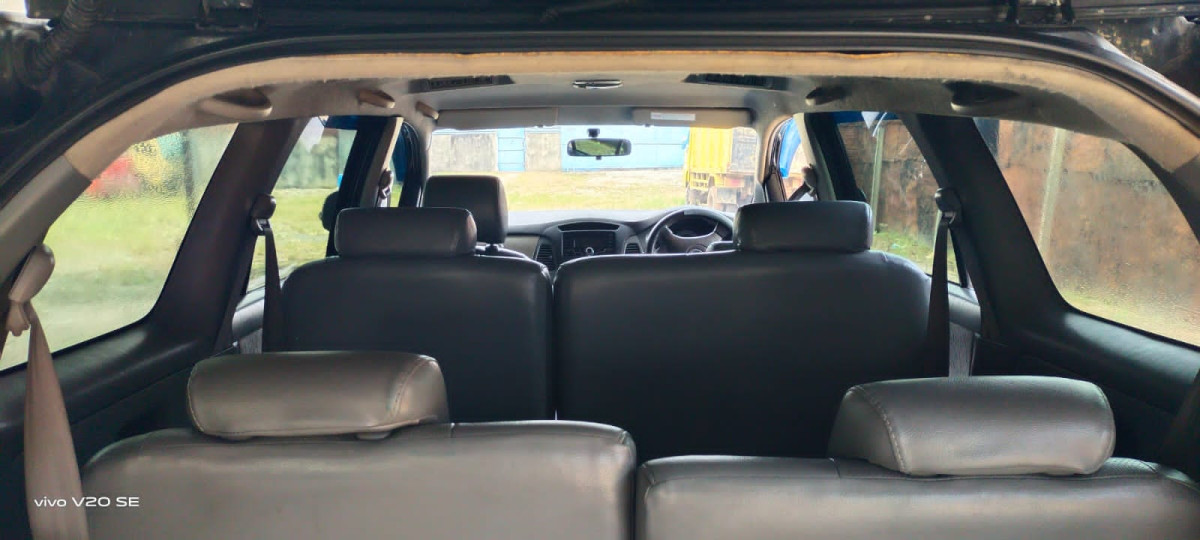 TOYOTA  INNOVA  E