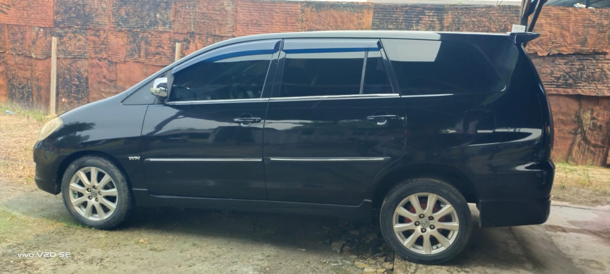 TOYOTA  INNOVA  E