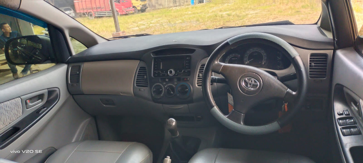 TOYOTA  INNOVA  E