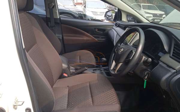 TOYOTA INNOVA G